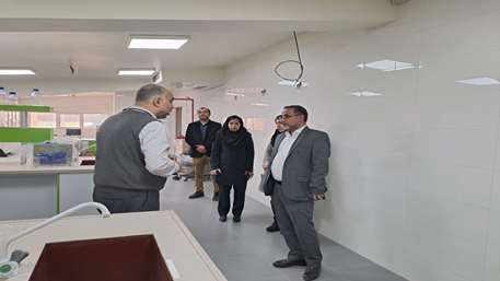  بازدید دکتر حافظی از کارخانه تولید کننده دارو در استان سمنان