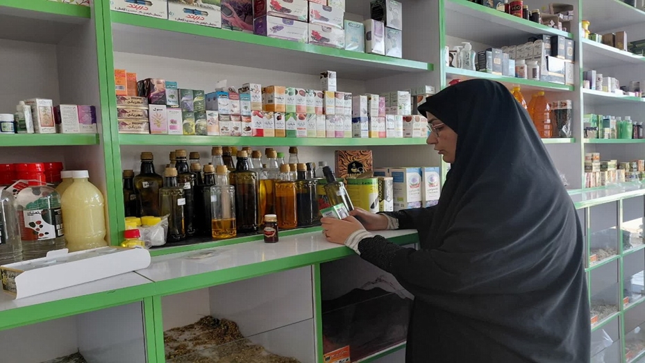 بازدید مشترک از عطاری‌های شهرستان سمنان؛ تأکید بر رعایت ضوابط عرضه فرآورده‌های مجاز